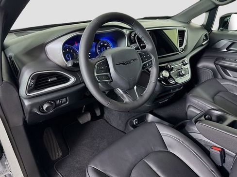 New 2026 Chrysler Voyager LX image 9