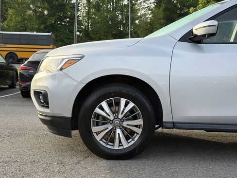 Used 2020 Nissan Pathfinder SL FWD image 9