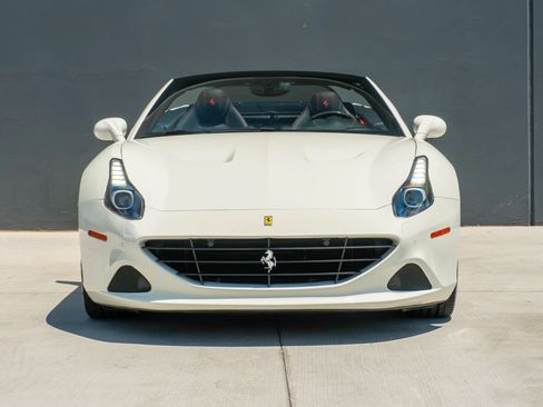 Used 2017 Ferrari California T RWD image 5