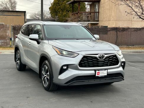Used 2021 Toyota Highlander XLE image 7