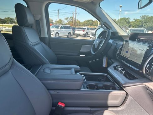 New 2025 Ford Expedition Active image 29