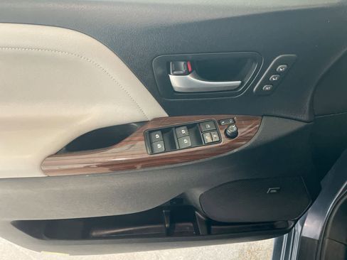 Used 2017 Toyota Sienna Limited Premium image 13