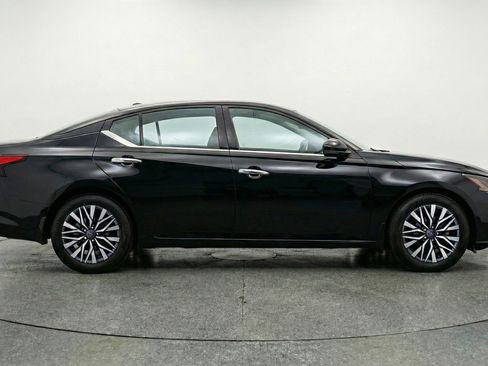 Used 2025 Nissan Altima 2.5 SV image 11