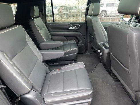 Used 2023 GMC Yukon XL SLT w/ SLT Premium Package image 32