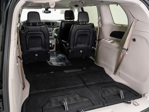 Used 2018 Chrysler Pacifica Touring-L FWD image 29