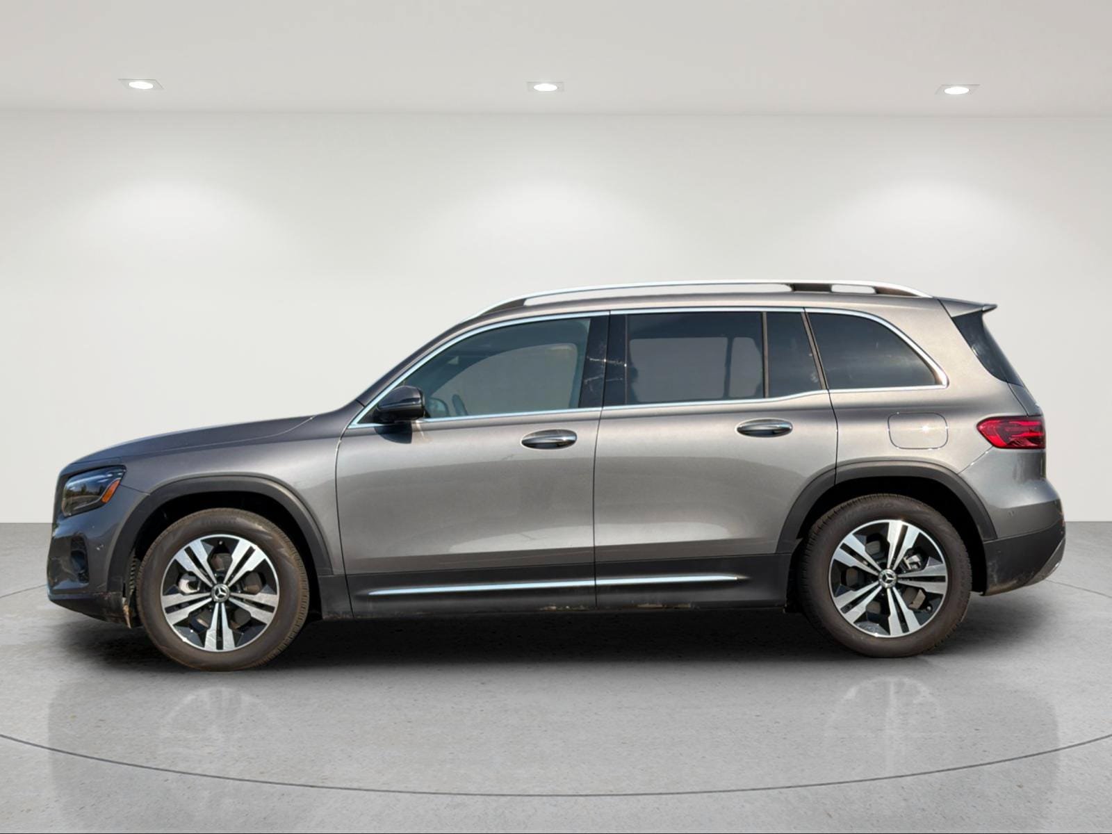 Used 2026 Mercedes-Benz GLB 250 4MATIC image 2