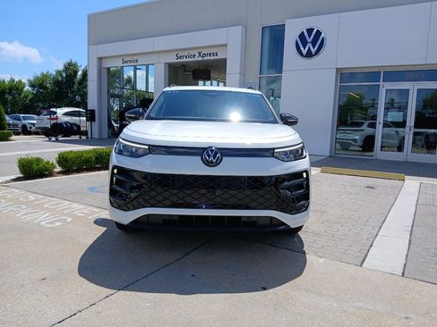 New 2026 Volkswagen Tiguan SE R-Line FWD image 2
