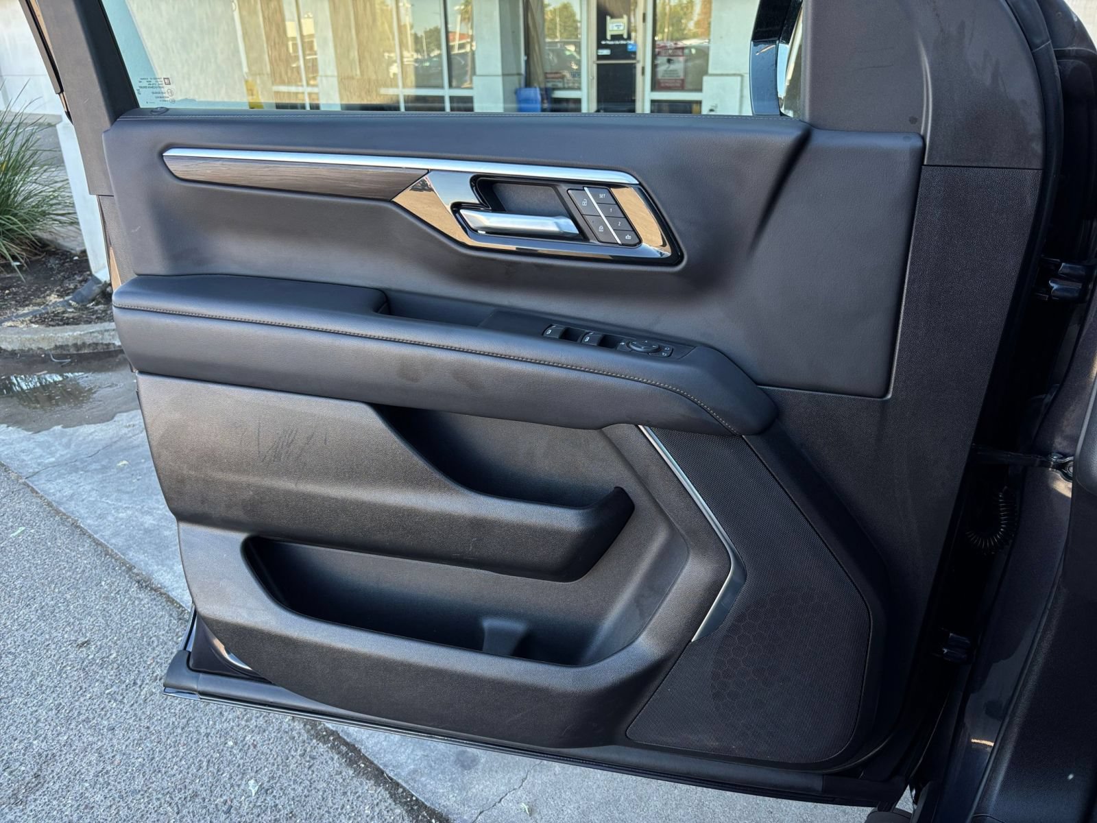 Used 2025 Chevrolet Tahoe Z71 AWD/4WD image 18