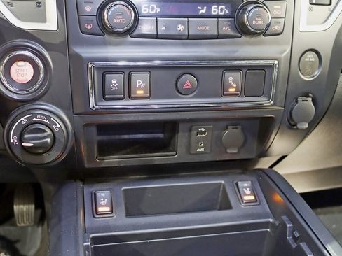 Used 2018 Nissan Titan SV w/ SV Convenience Package image 21