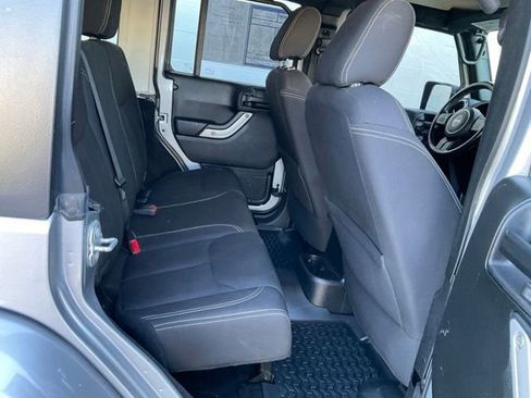 Used 2017 Jeep Wrangler Unlimited Sahara w/ Connectivity Group AWD/4WD image 16