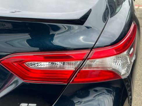 Used 2018 Toyota Camry SE w/ Moonroof Package image 18