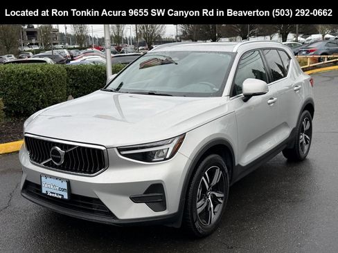 Used 2024 Volvo XC40 B5 Core image 4