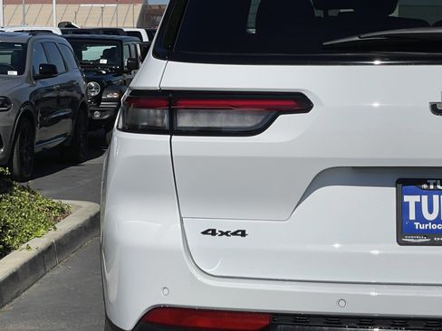 New 2025 Jeep Grand Cherokee L Laredo image 10