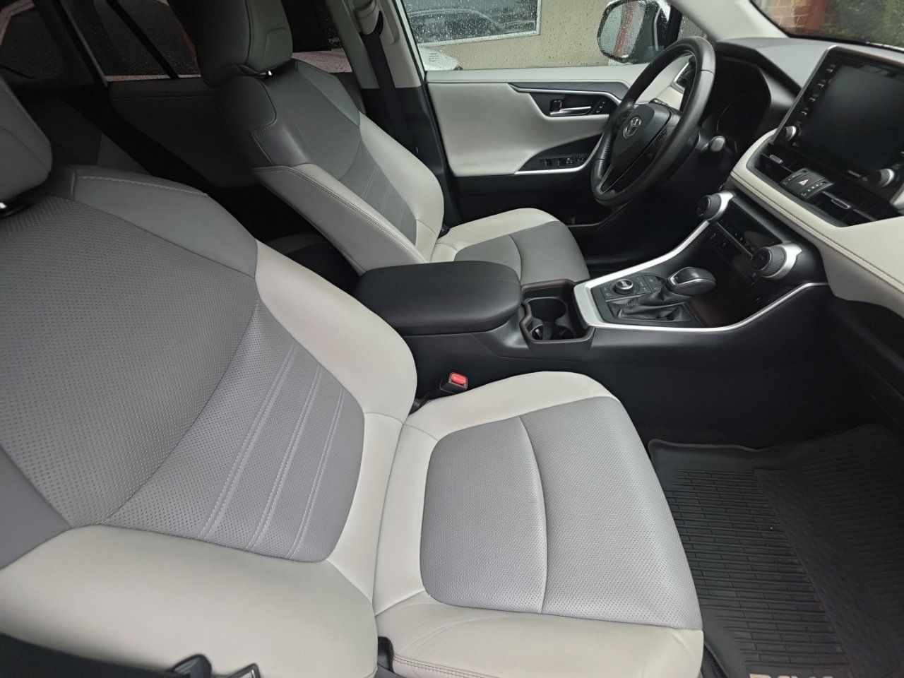 Used 2019 Toyota RAV4 Limited w/ Cold Weather Package AWD/4WD image 23
