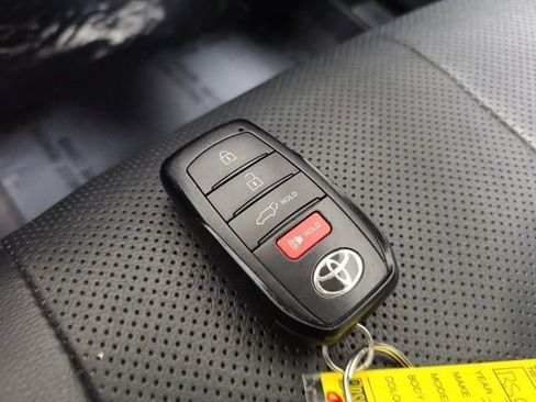 Certified 2024 Toyota Highlander Limited AWD/4WD image 38