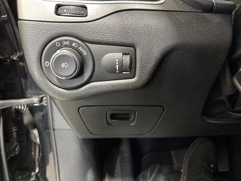 Used 2019 Jeep Cherokee Latitude w/ Popular Appearance Group AWD/4WD image 17
