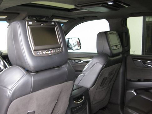 Used 2018 Cadillac Escalade Platinum RWD image 29