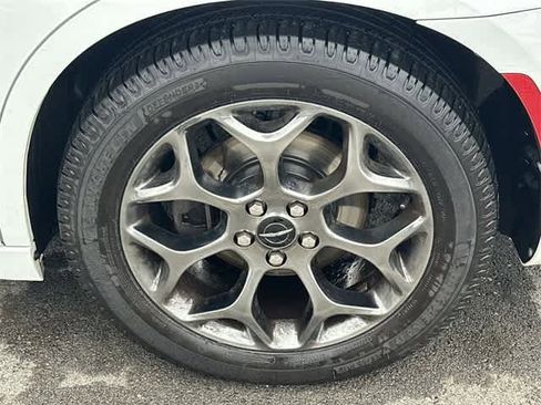 Used 2016 Chrysler 300 S image 5