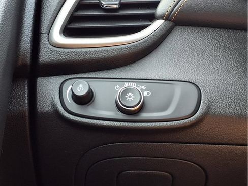 Certified 2019 Chevrolet Trax LT w/ LT Convenience Package FWD image 11