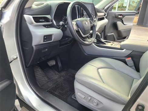 Used 2022 Toyota Highlander XLE image 12