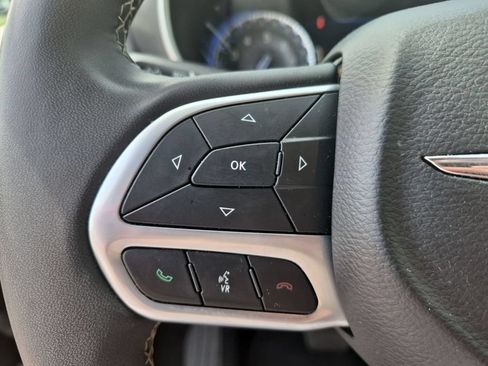 Used 2024 Chrysler Pacifica Touring-L FWD image 18