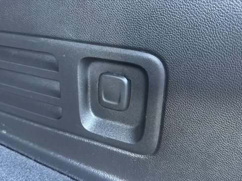 Used 2023 Chevrolet Traverse LT FWD image 27