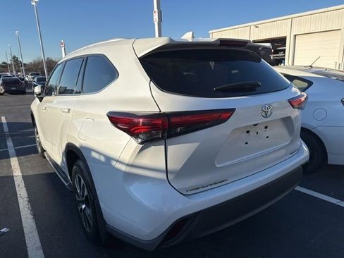 Used 2022 Toyota Highlander XLE image 11