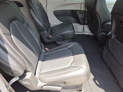Used 2024 Chrysler Pacifica Touring-L FWD image 22