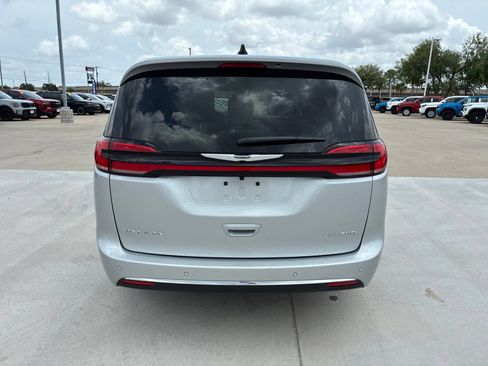 Used 2026 Chrysler Pacifica Limited FWD image 4