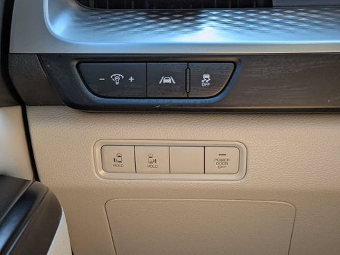 Used 2024 Kia Carnival LX FWD image 22