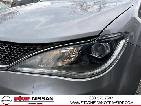 Used 2018 Chrysler Pacifica Touring-L image 8