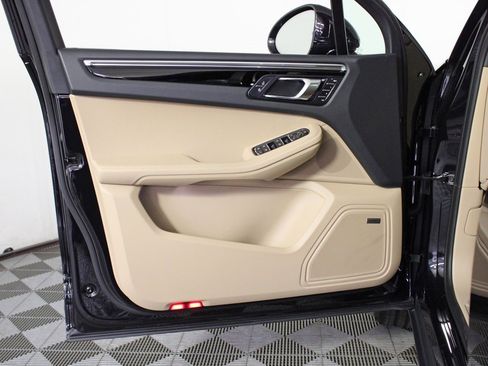 Used 2025 Porsche Macan image 14