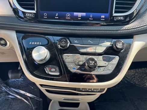 Used 2022 Chrysler Pacifica Touring-L FWD image 25