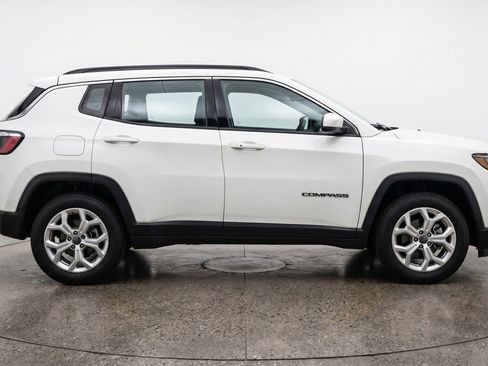 Used 2025 Jeep Compass Latitude AWD/4WD image 11