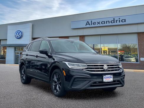 Used 2022 Volkswagen Tiguan SE AWD/4WD image 1