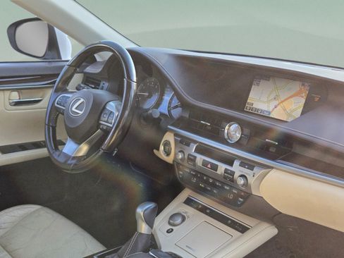 Used 2016 Lexus ES 350 w/ Luxury Package w/Wood Trim FWD image 28