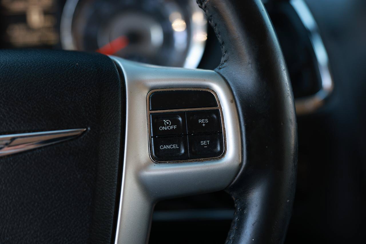 Used 2015 Chrysler Town & Country Touring FWD image 28