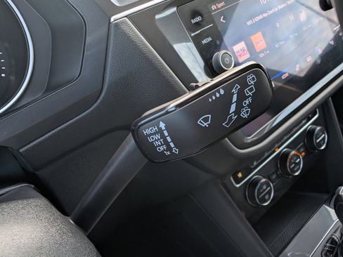 Used 2021 Volkswagen Tiguan SE image 27