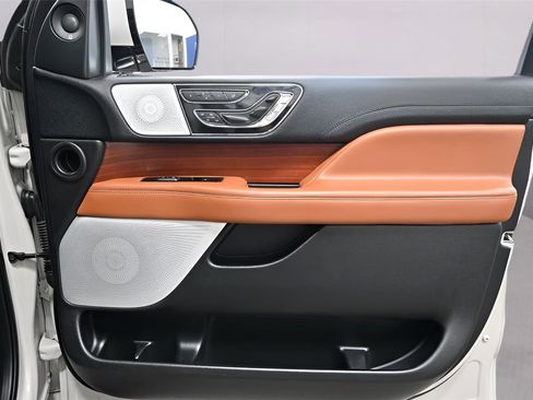 Used 2021 Lincoln Navigator Reserve image 25