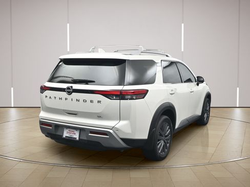 Certified 2024 Nissan Pathfinder SL w/ SL Premium Package FWD image 7