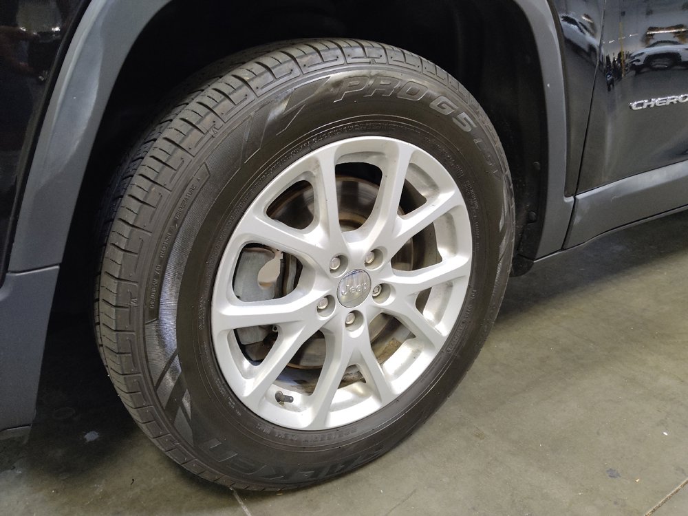 Used 2015 Jeep Cherokee Latitude w/ Cold Weather Group AWD/4WD image 31