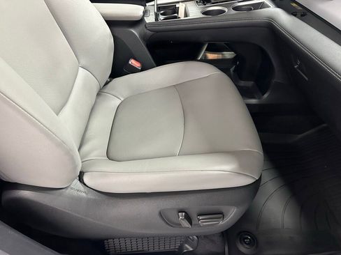 Used 2025 Toyota Sienna XLE image 65