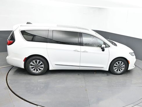 Used 2023 Chrysler Pacifica Limited FWD image 44