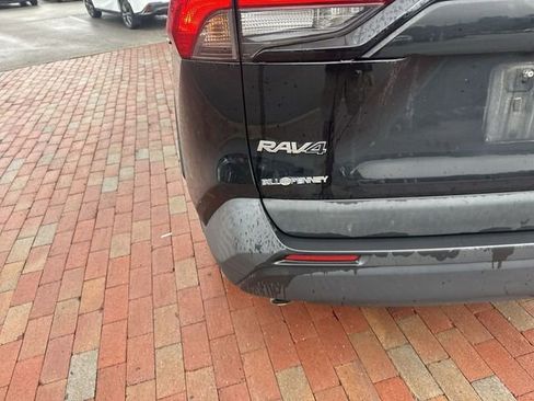 Used 2021 Toyota RAV4 LE FWD image 8