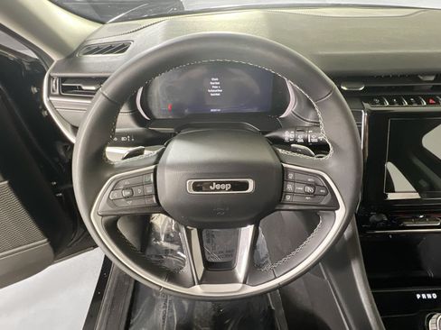 Used 2023 Jeep Grand Cherokee Laredo AWD/4WD image 11