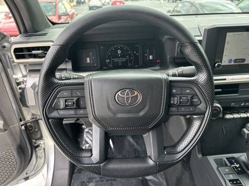 Certified 2025 Toyota Tacoma SR5 AWD/4WD image 18