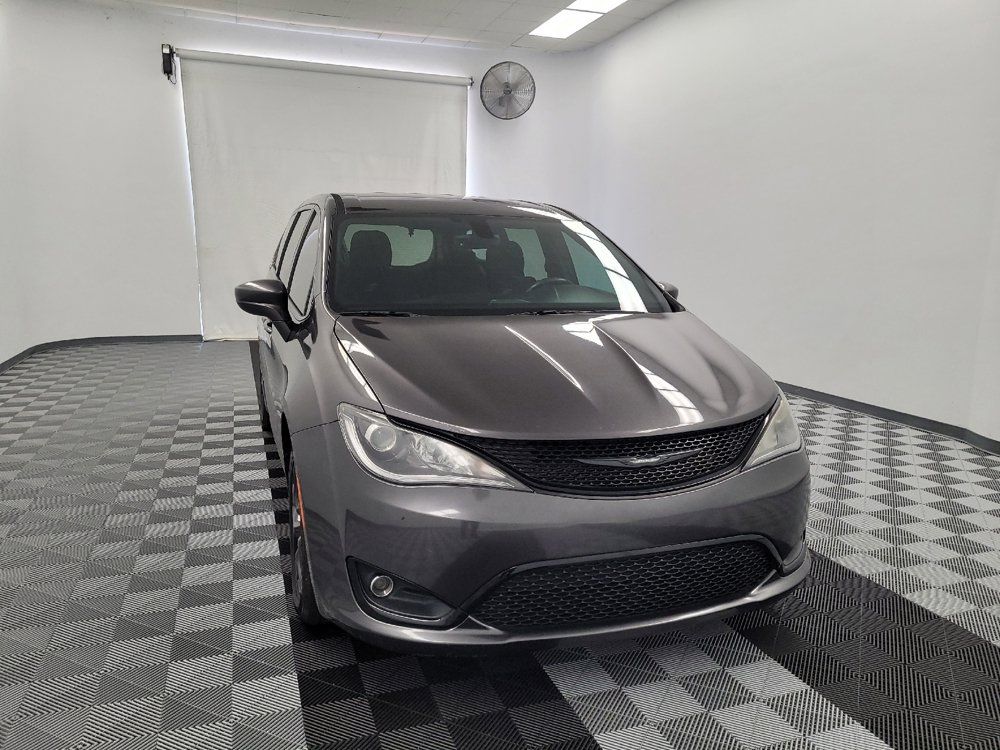 Used 2019 Chrysler Pacifica Touring Plus w/ S Appearance Package FWD image 14