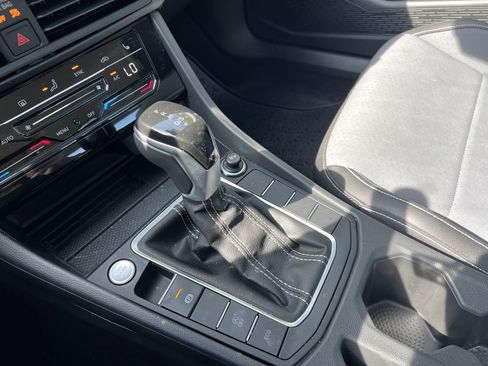 Used 2025 Volkswagen Jetta SE w/ Sunroof Package FWD image 21
