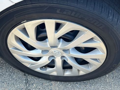 Used 2018 Toyota Corolla LE w/ Carpet Mat Package (TMS) FWD image 10