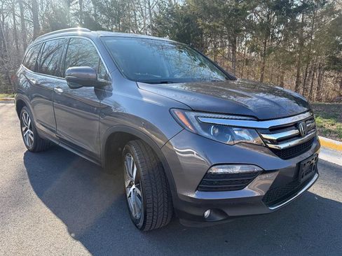 Used 2018 Honda Pilot Touring image 2